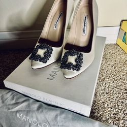 Manolo blahnik satin Off White Pumps 