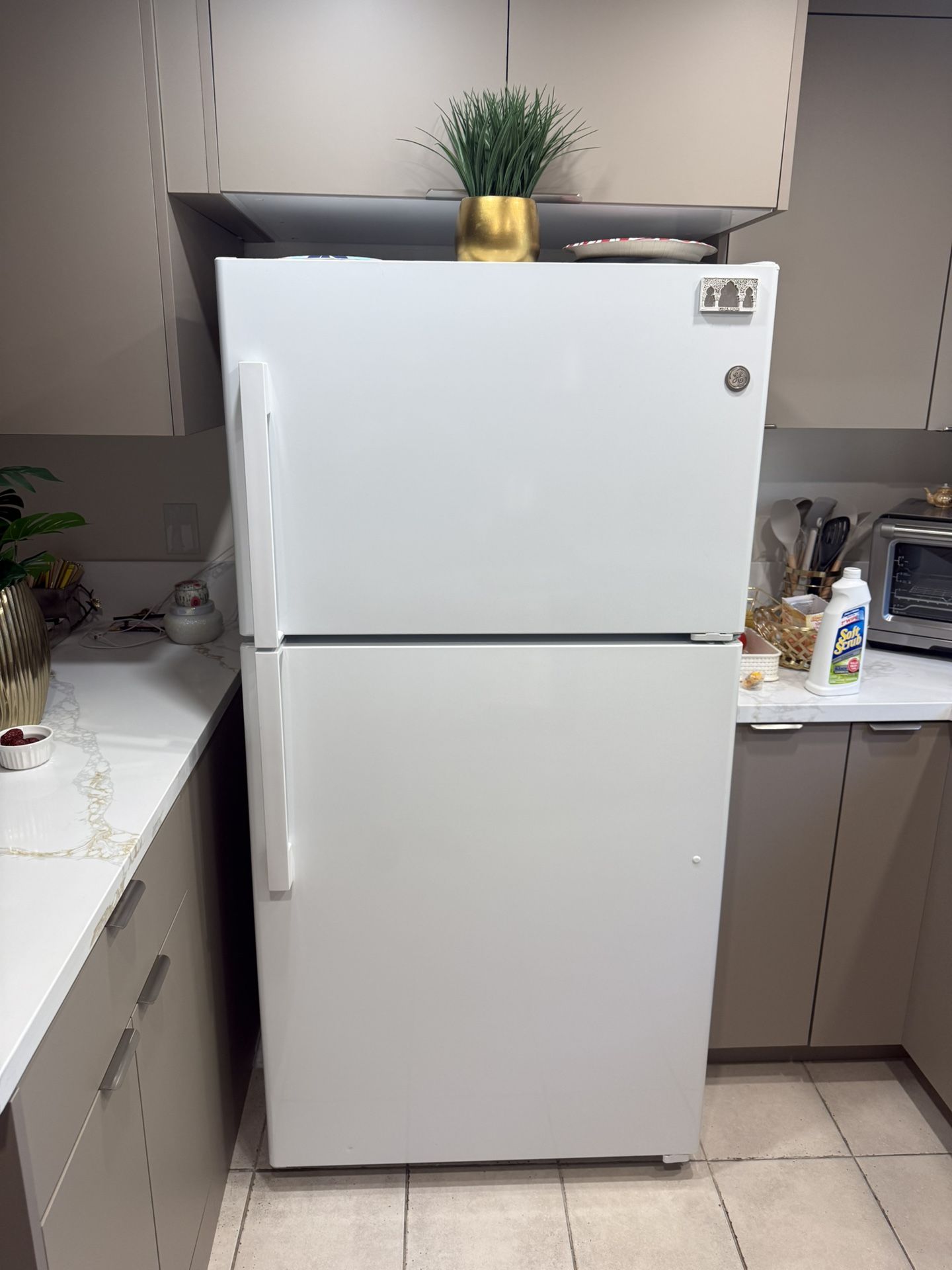 GE 21.9 cu. ft. Top Freezer Refrigerator (white)