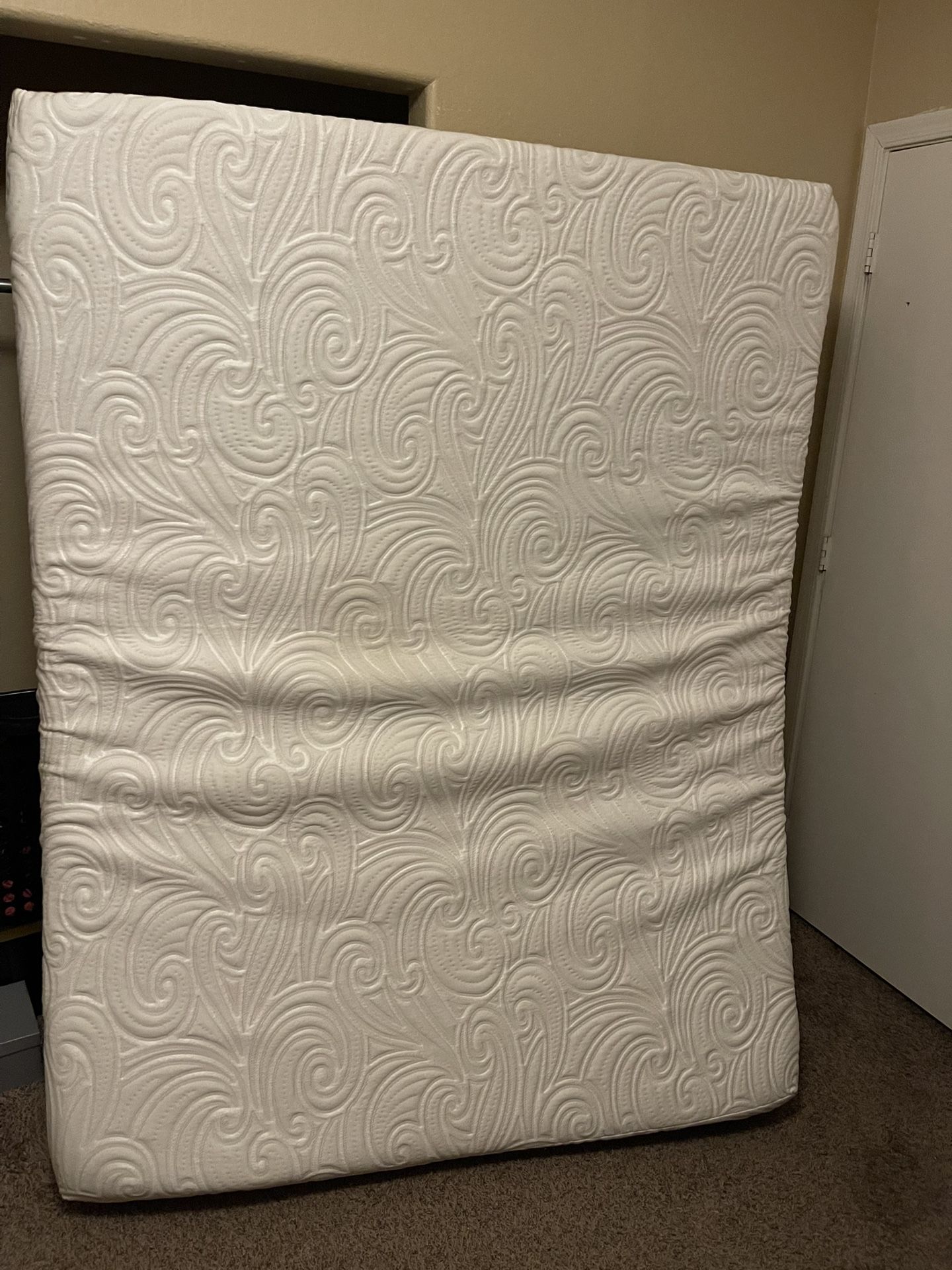 Queen mattress - Memory foam