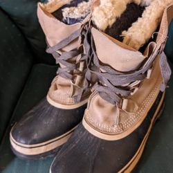 Mens Sorel Insulated Caribou Snow Boots Made In Canada Size 12. Barely Used, But Some Damage By Sitting Around. Lace Rings Have Surface Rust And Top