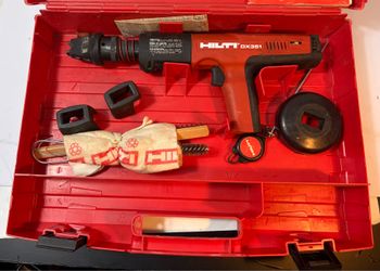 HILTI DX351 POWDER ACUATED TOOL W/ CASE AND ACCESSORIES.
