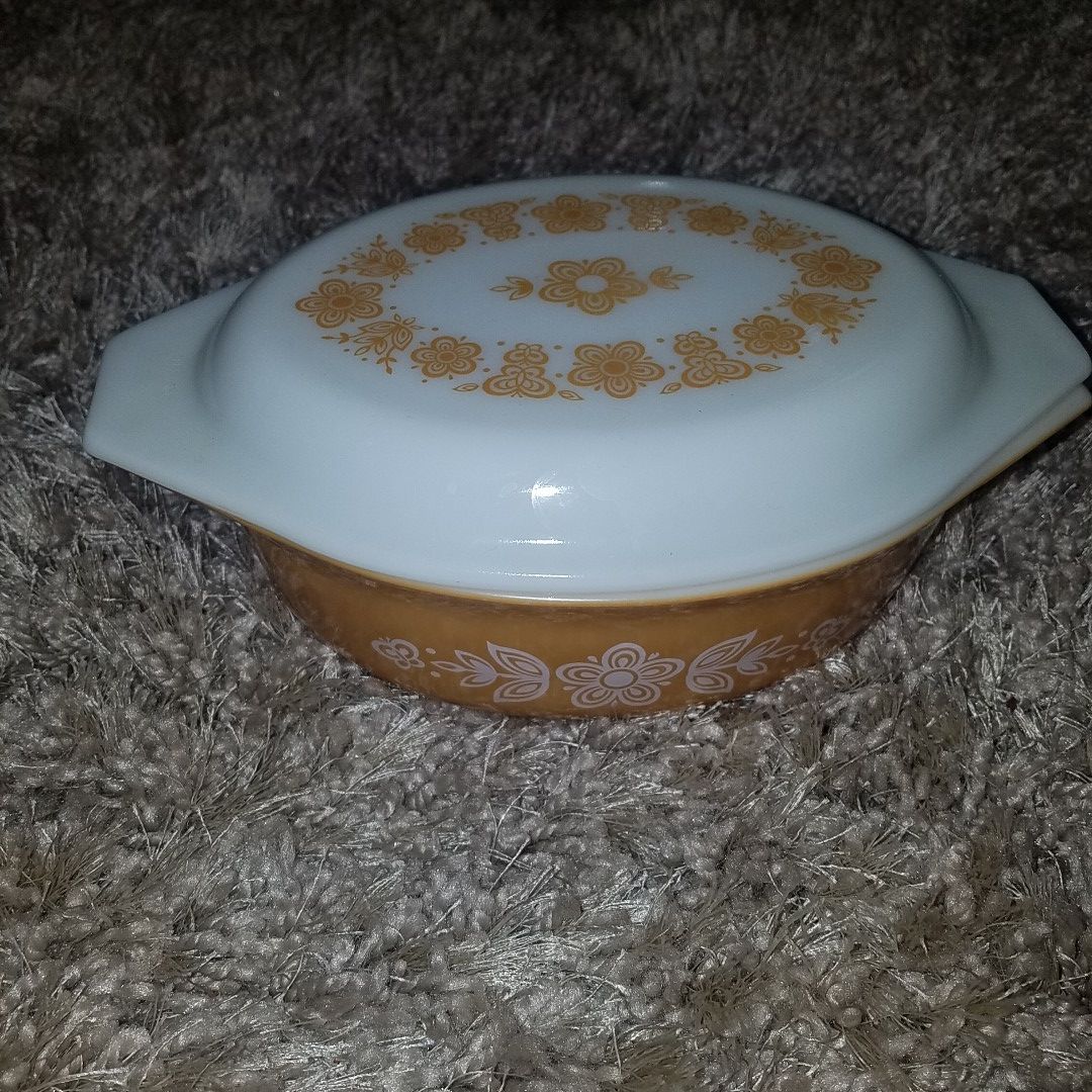 Vintage Pyrex casserole dish