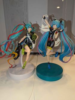2 Hatsune Miku Figures