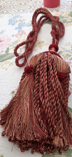 2 curtains tasles.