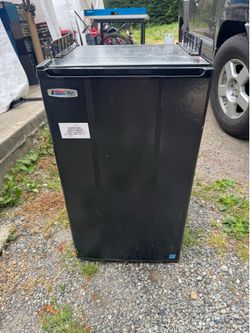 Mini fridge with safe plug