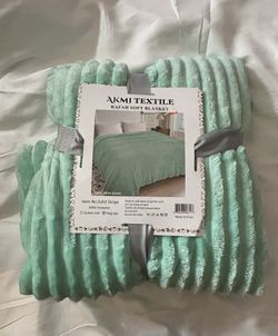 King Size Fuzzy Fleece Blanket 90x104 Soft Warm Fluffy Lightweight Bed