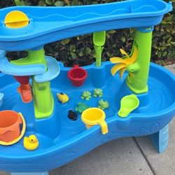 Step2 Double Showers Splash Water Table - LIKE NEW