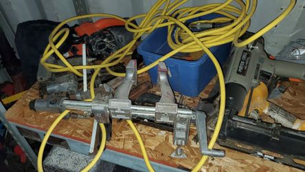 Light weight bench vise