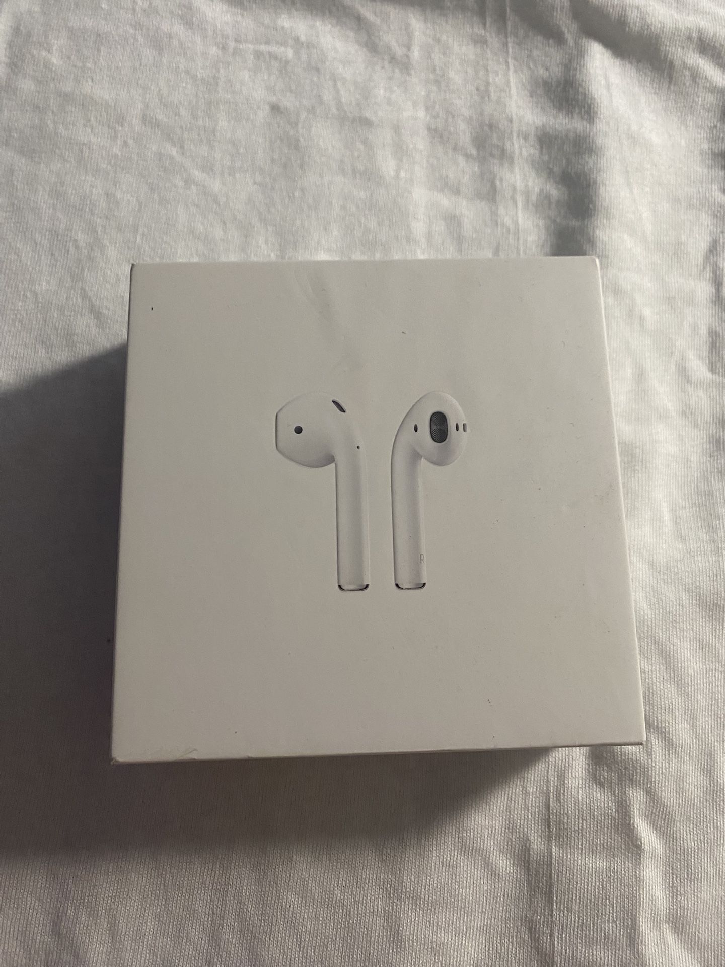 APPLE AIRPODS 2ND GENERATION W/CHARGING CASE