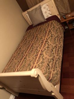 Twin size bed looks new