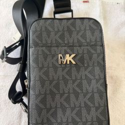 Esta es una Mk cross body bag $60 new