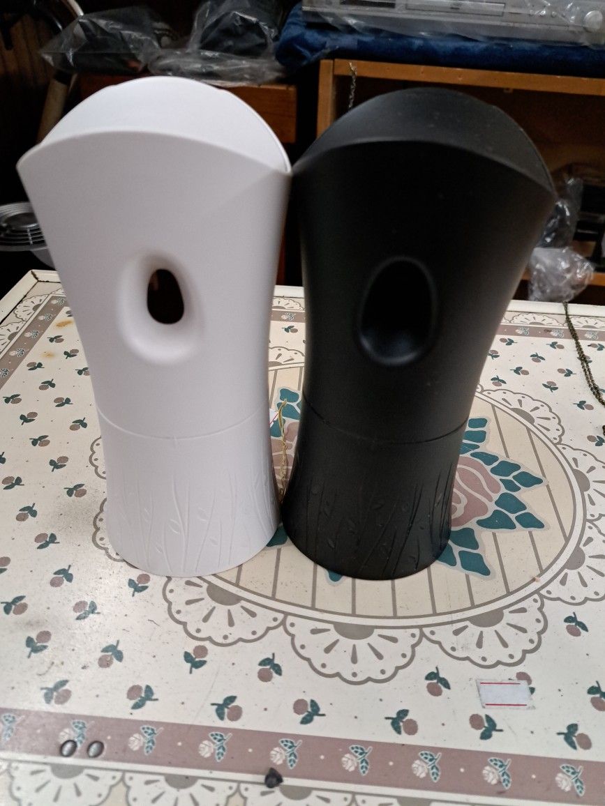 Airwick battery operated machines.
Set of 2