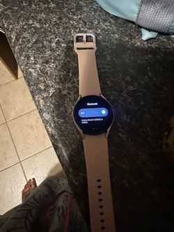 Samsung galaxy 4 watch comes with original case and charger.