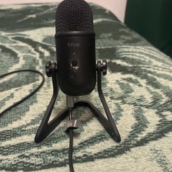(Used) Black FIFINE USB Podcast Microphone for Recording Streaming, Condenser Computer Gaming Mic for PC Mac, Headphone Output&Volume Control, Mic Gai