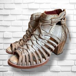 Freebird By Steven Wazee Taupe White Leather Ankle Sandals Sz 7