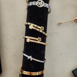 Bracelets 