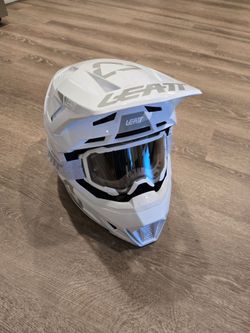 Leatt 7.5 Moto Helmet Kit w/ 4.5 Goggles White Large