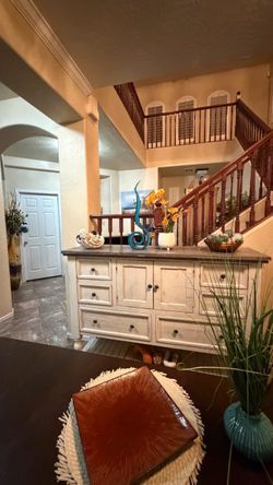 Stunning farmhouse stone 6 drawers with 2 doors in two tones in excellent condition