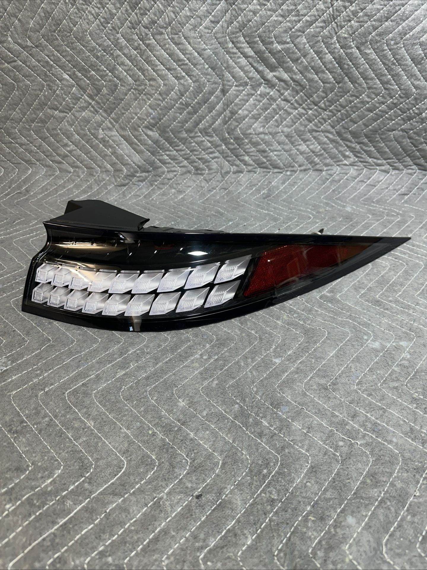 2023-2025 HYUNDAI IONIQ 6 REAR RIGHT OUTER QUARTER MOUNTED TAIL LIGHT ASSEMBLY