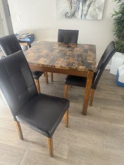 Dinning Set Table With Chairs!!! $80. I’m Moving So Shoot Me An Offer!!!