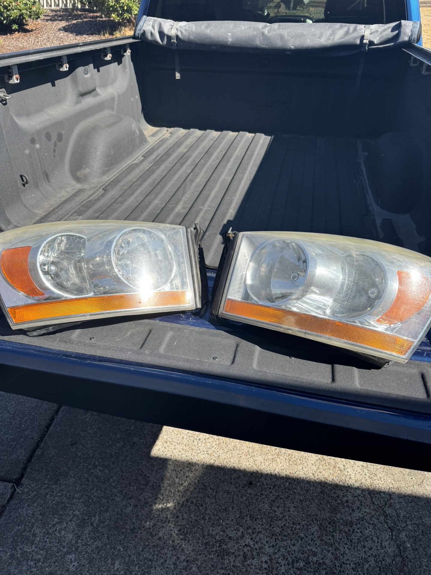 FREE 2006 Dodge Ram 1500 Headlights With Bulbs 