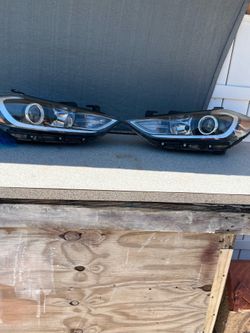 Two like-new front headlights—left and right—with their LED bulbs, for a 2018 Hyundai Elantra.