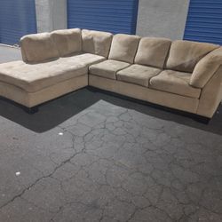 Modern sectional couch 🛋️ very clean,
