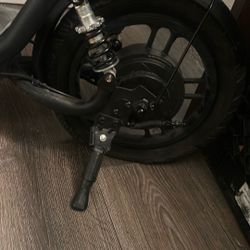 Electric scooter With Seat Works Tire Flat