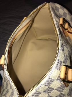 Bolsa Louise Buitton nueva la compre en 1200 pido 950 cero uso