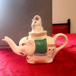 Beautiful Vintage Elephant Teapot. 8 1/2" W x 6" H
No cracked or chips.
P/U YUCAIPA. No Shipping Available