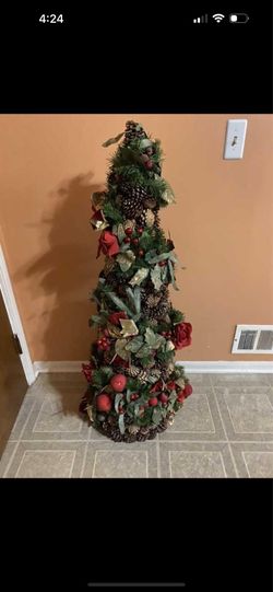 Garland pine cones & Berries 5 foot Christmas tree