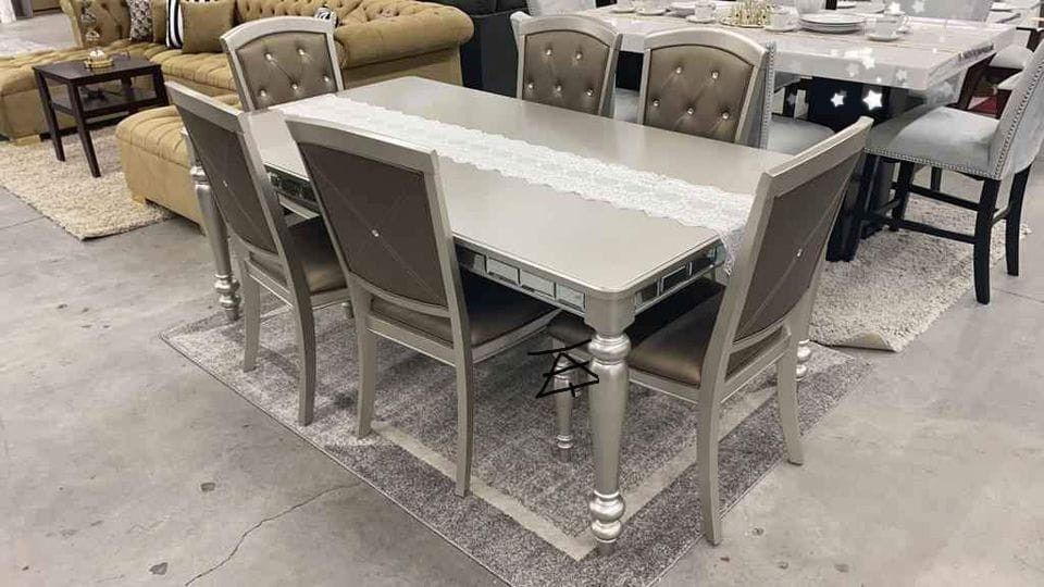 🌰Orsina Silver Extendable Dining Room Set
Homelegance $10 Down Payment and delivery available 