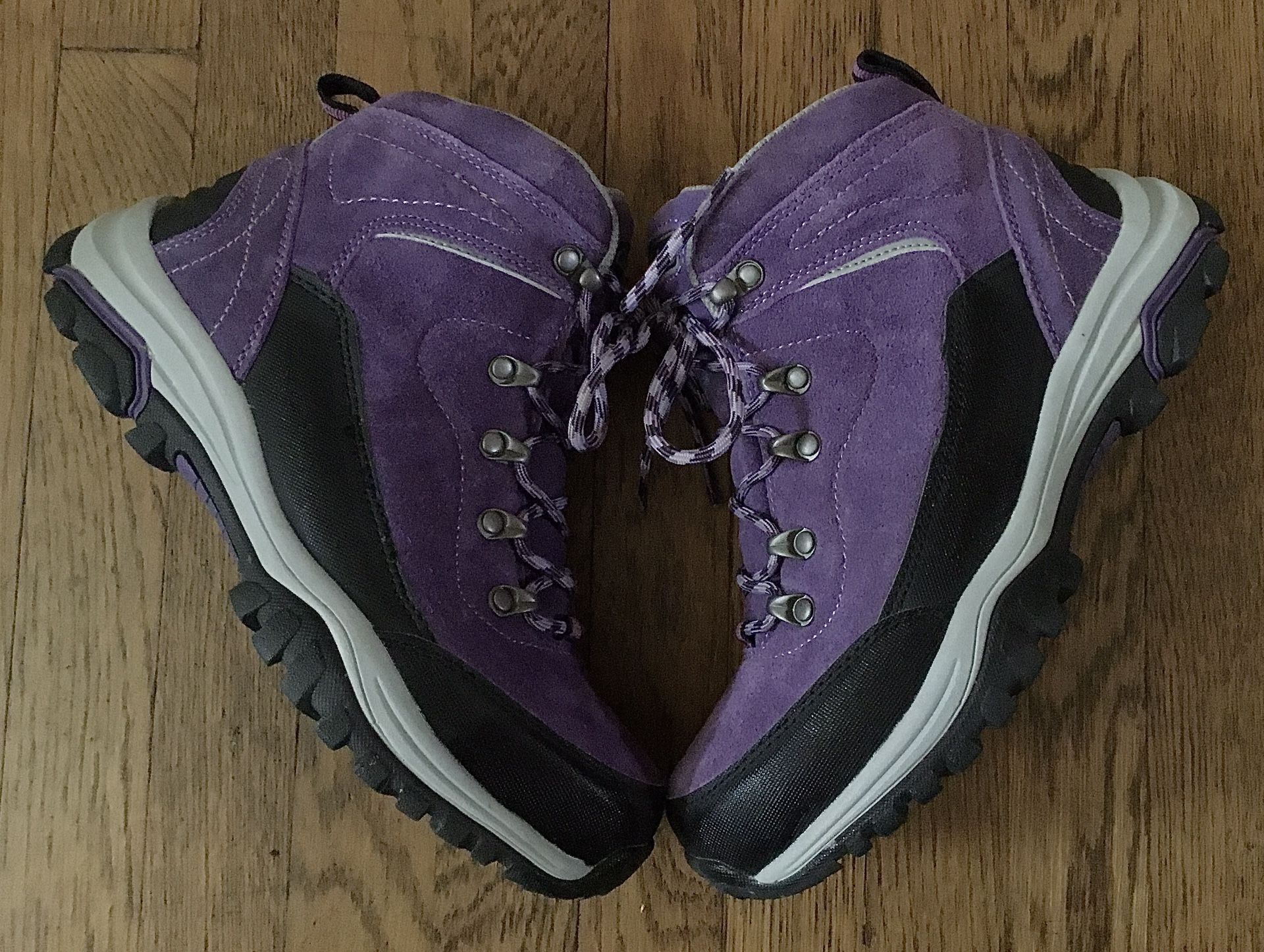 WOMENS CABELAS HIKING BOOTS for Sale in San Diego, CA OfferUp