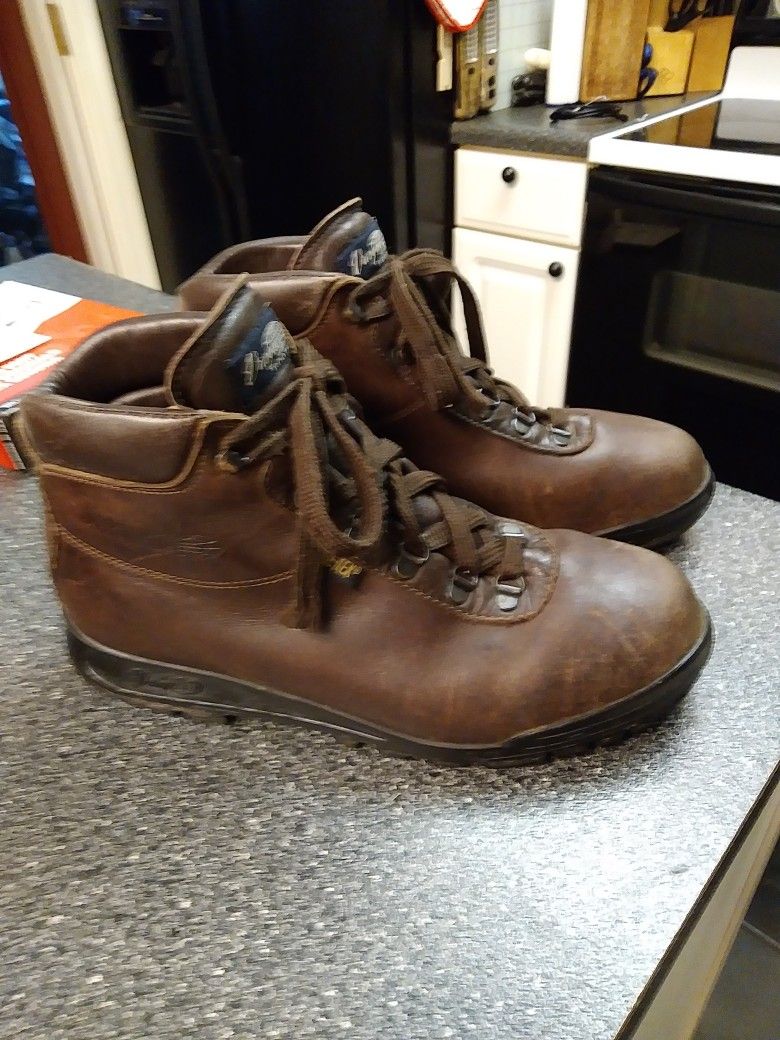 Vasque Hiking Boots   Size. 9. In Great Shape. 200 DOLLARS NEW. ASKING.   80 BUCKS