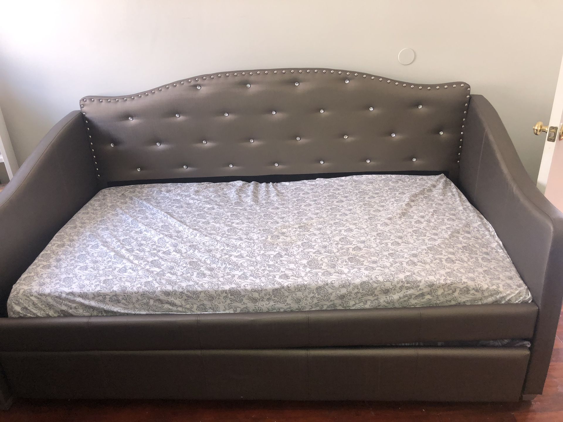 Madelyn Platinum Daybed with Trundle for Sale in Lynn MA OfferUp