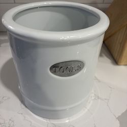 Kitchen utensils storage