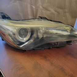 15-17 Toyota Camry Passenger Headlight Halogen 