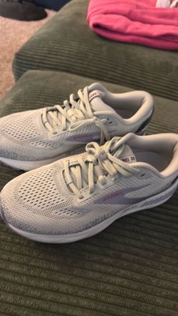 Brooks Ariel 24 GTS sneakers
