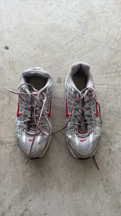 Tennis shoes