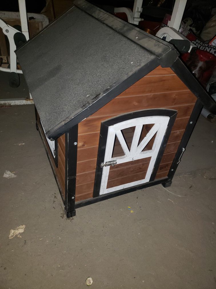 Medium Dog house