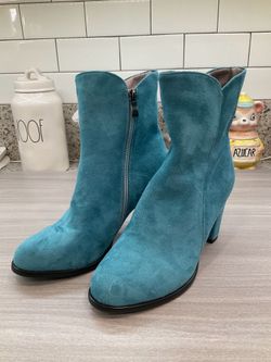 NWOT TURQUOISE CHUNKY HEEL FAUX LEATHER BOOTS