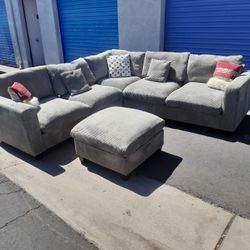 Modern sectional couch gray with ottoman, very clean