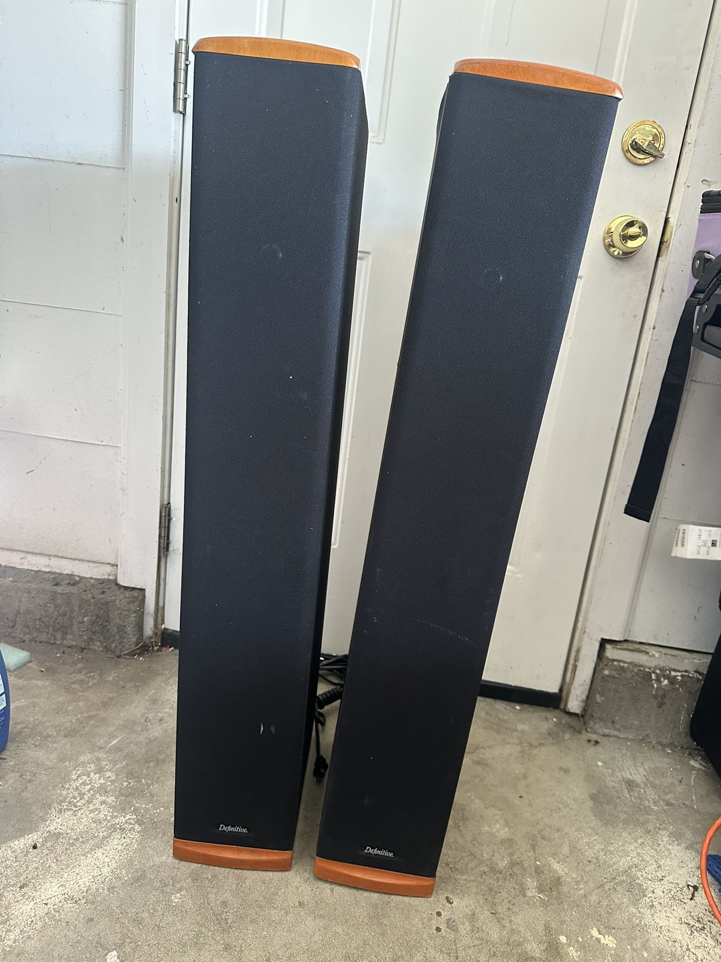 Definitive Technology BP7006 FloorStanding Speakers(powered amp NO work