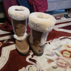 UGG. Size 8
