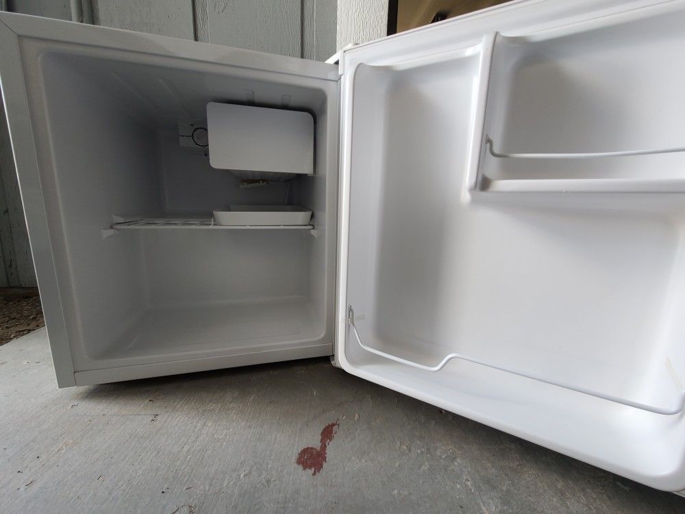 Emerson mini fridge for Sale in Las Vegas, NV OfferUp