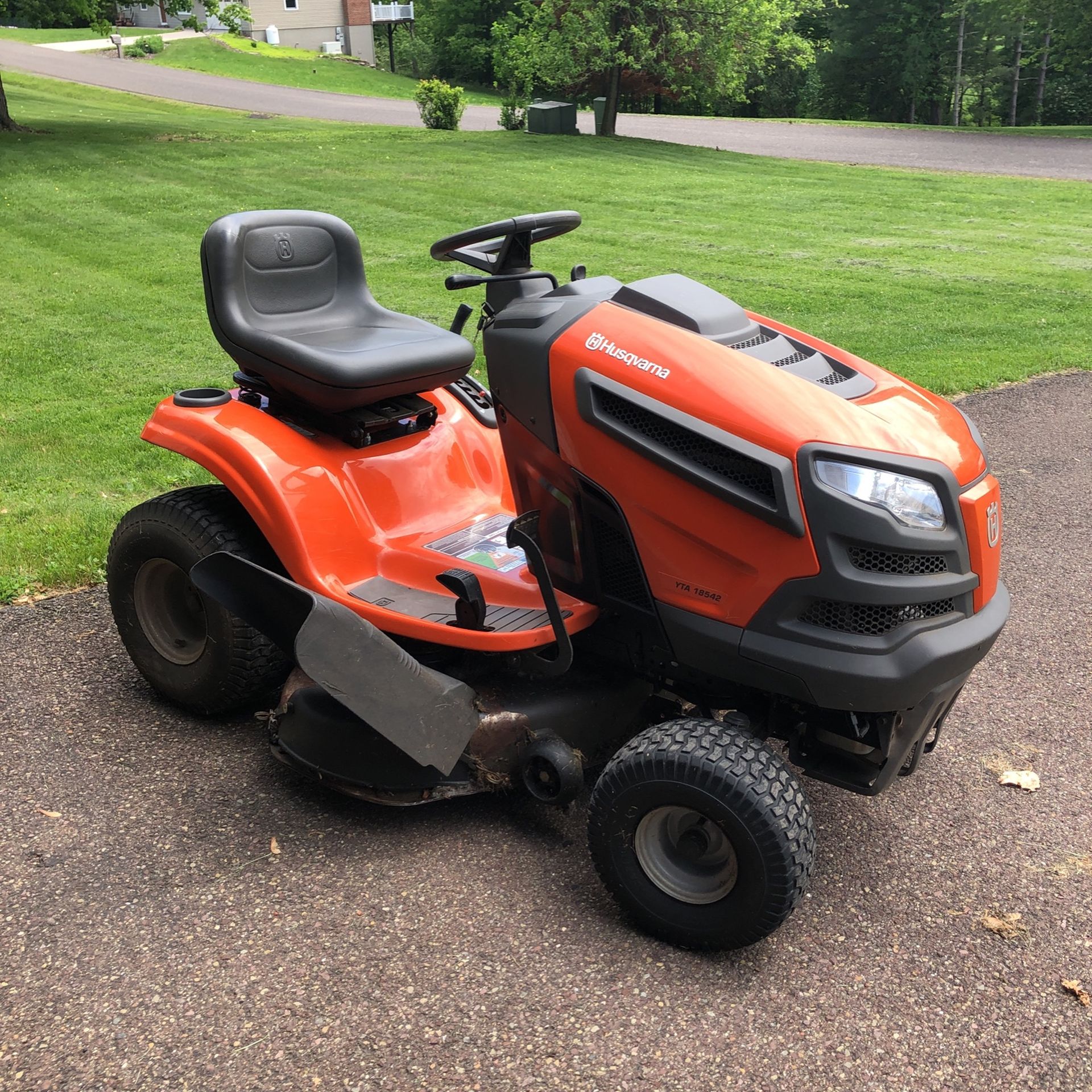 Husqvarna Yard Tractor YTA18542, 42” Deck, 18.5 HP