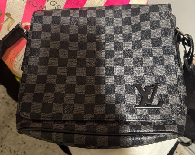 Louis Vuitton District Pm
