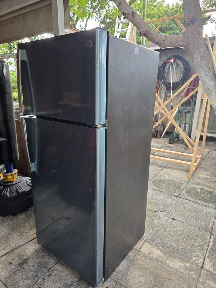 GE 17.5-cu ft Top-Freezer Refrigerator .