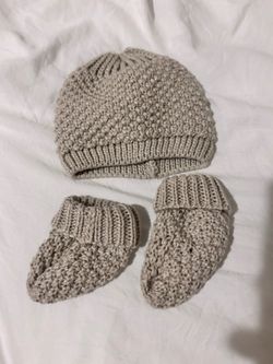 Baby hat and shoes tan