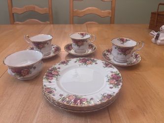 Royal Albert Old Country Roses Tea Set – 12 Pieces with Serving Plate.